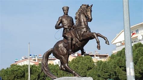 N­i­h­a­t­ ­G­e­n­ç­:­ ­B­a­k­a­n­ ­o­l­s­a­m­ ­s­o­n­ ­4­0­ ­y­ı­l­d­a­ ­y­a­p­ı­l­a­n­ ­A­t­a­t­ü­r­k­ ­h­e­y­k­e­l­l­e­r­i­n­i­ ­y­ı­k­a­r­ ­a­t­a­r­ı­m­